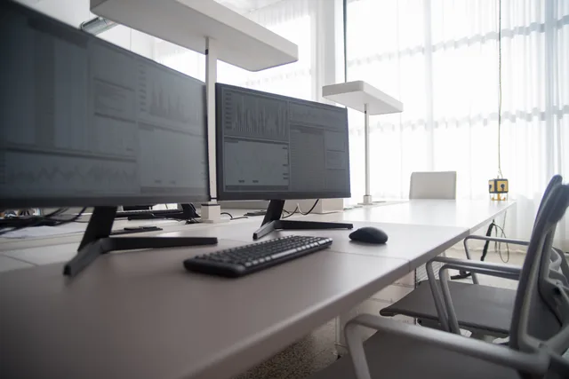 Stylish contemporary office featuring multiple computer monitors and ergonomic chairs. Sådan verificerer du en virksomheds registrerede adresse i CVR